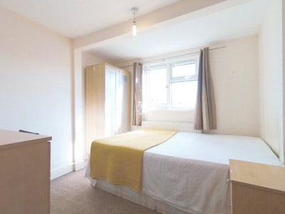 Small double room in houseshare 10m to Hammersmith Main Photo