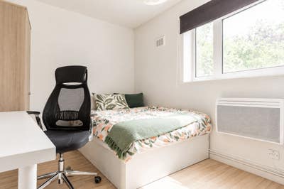 🏡 Double Room Available - Flat Near Station 🏡  Main Photo