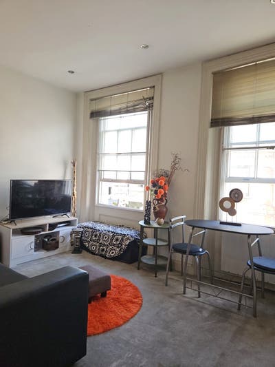 Double Room in the heart of St Albans Central.  Main Photo