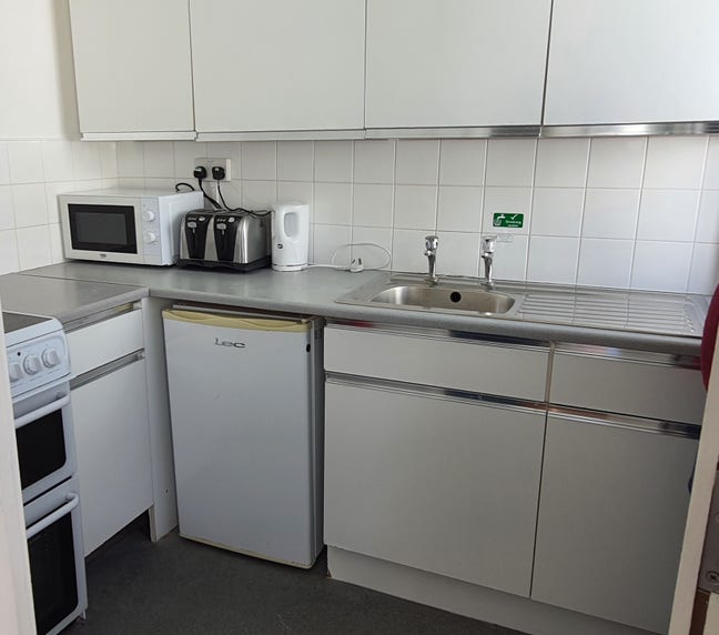 Budget-Friendly 1-Bed Flat in Roehampton Main Photo