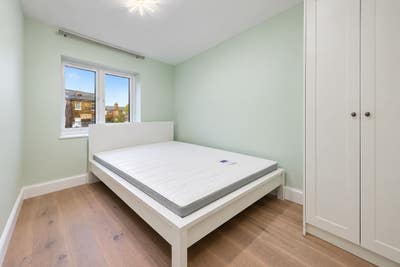 W12: Modern Double Bedroom with a Private Bathroom Main Photo