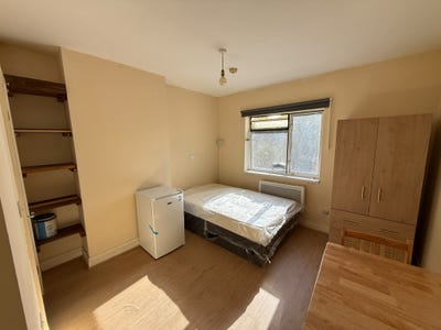 DSS-Studio Flat Available in Neasden Brent NW10 Main Photo