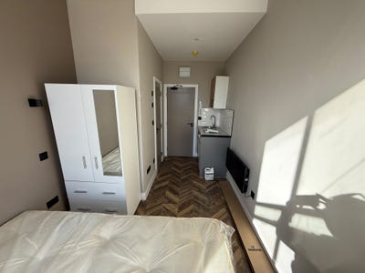 DSS-Studio Flat Available in Hammersmith W12 Main Photo