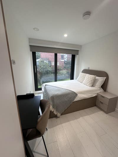 Studio flat on Commercial Road, E14. Main Photo