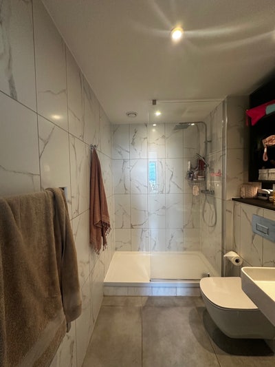 En-suit room available in a 2B on 27th floor  Main Photo