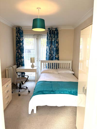 En-suite Double bedroom with off road  parking Main Photo
