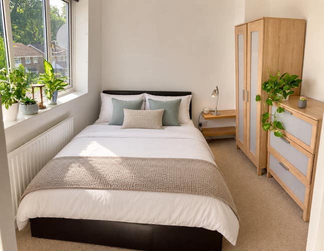 Professional House Share in Sandhurst Modern Rooms Main Photo