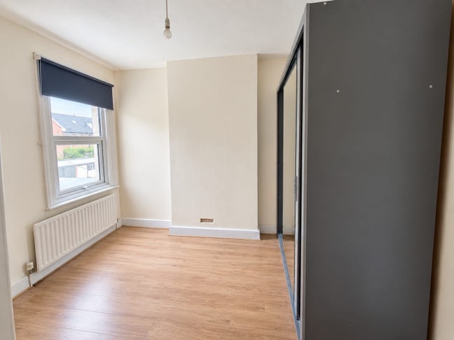 Well maintained house in frimley  Main Photo