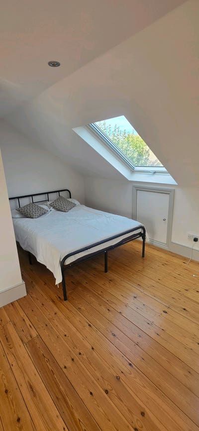 Lovely sunny top floor room. Main Photo