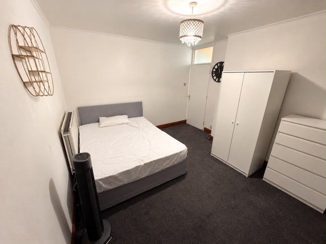 3 Double Bedroom located next to Clapham Common Main Photo