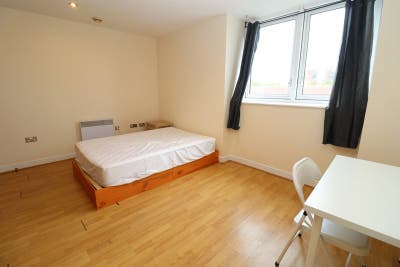 3 Bed Flat Next to Stratford Station!! Main Photo