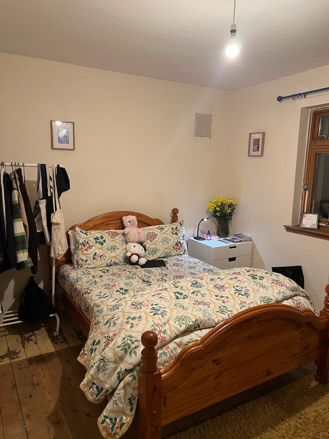 Double Bedroom Available in a 2-BHK for Short Term Main Photo