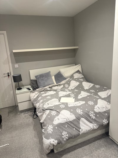 House share with 2female  Main Photo