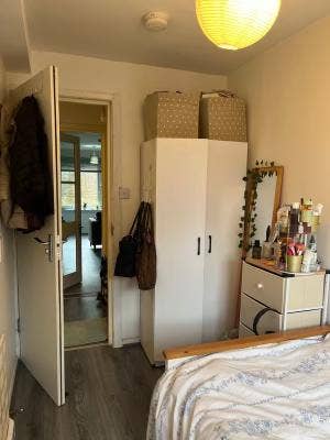 Bright single room available in Bow as sublet Main Photo