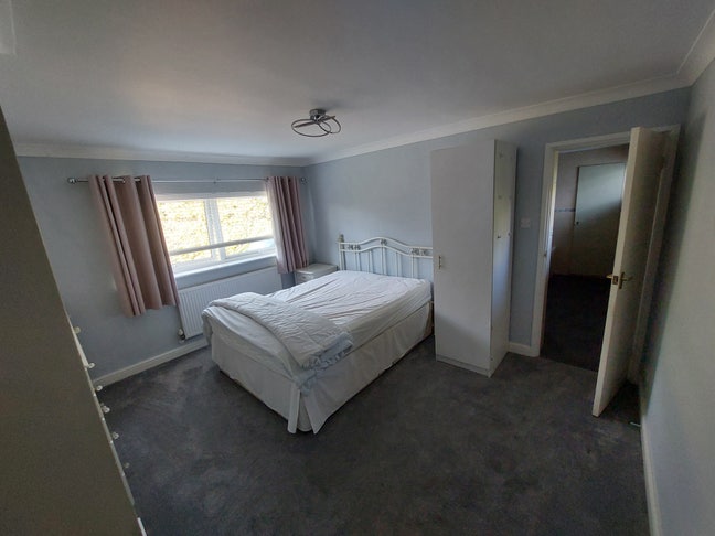 Large furnished double bedroom with shared bathroo Main Photo