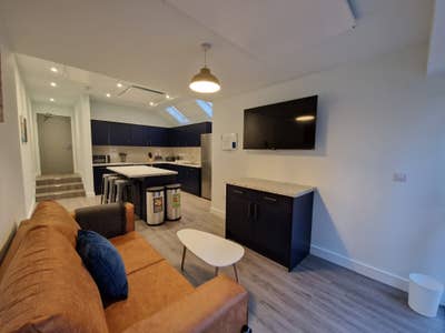 GU1 4Dj (Dec 23Rd) Ensuite (Modern) Central  Main Photo