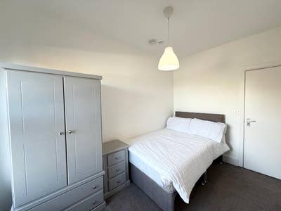 Double Room Available – Castlereagh Street Main Photo