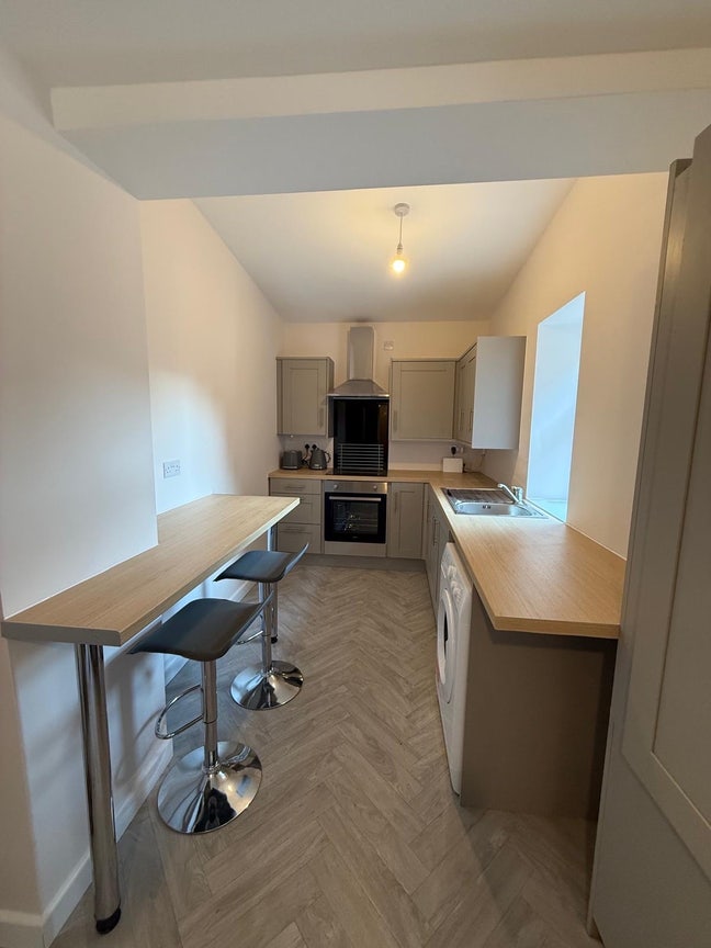 🏡5-Bed HMO | Town Centre Location | En-Suite Rooms Main Photo