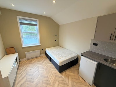 DSS - Studio Flat Available in Ponders End EN3 Main Photo