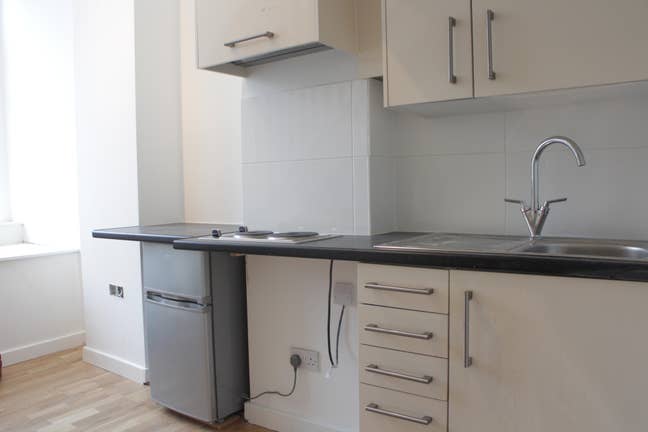 !! Renovated Large Double Bedsit in Kensington !! Main Photo
