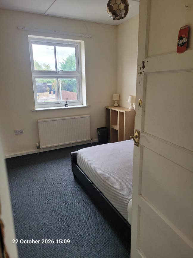 Single Bedroom in Town Centre property Main Photo