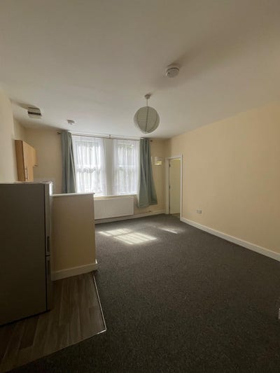 Studio Flat - Du Cane  Main Photo