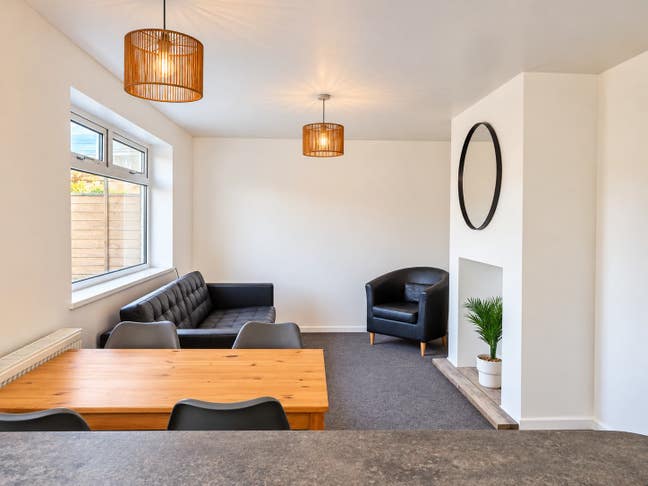 Well-presented, four bedroom furnished house  Main Photo