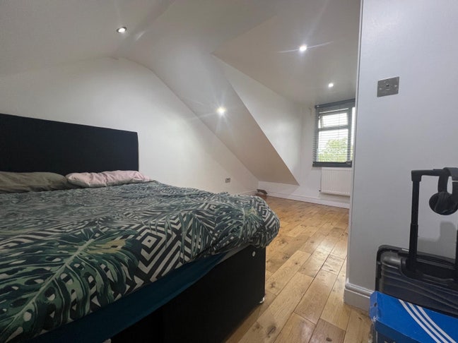 Newly refurbished 3 room split level flat  Main Photo