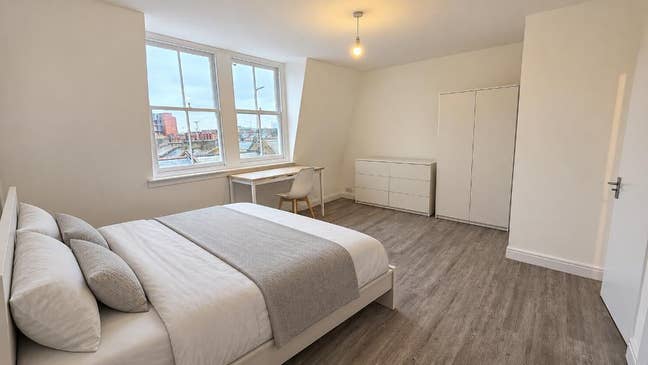 Double Room - Newly Refurbished - Close to Station Main Photo