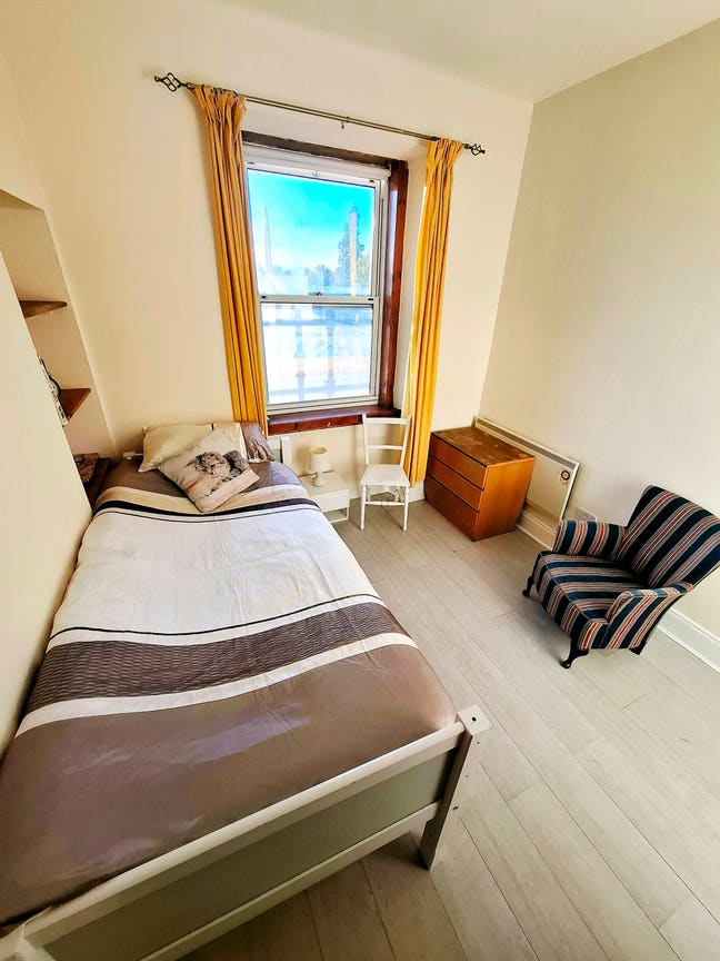 Available bright quiet double room Causewayside Main Photo