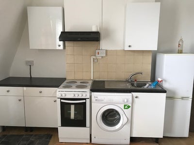 Studio Flat to Let In Richmond, London Main Photo