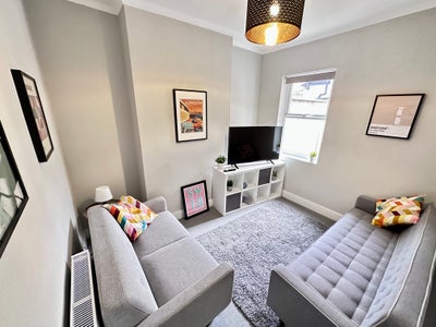 **Lovely Bright Room in Trendy all Female House** Main Photo