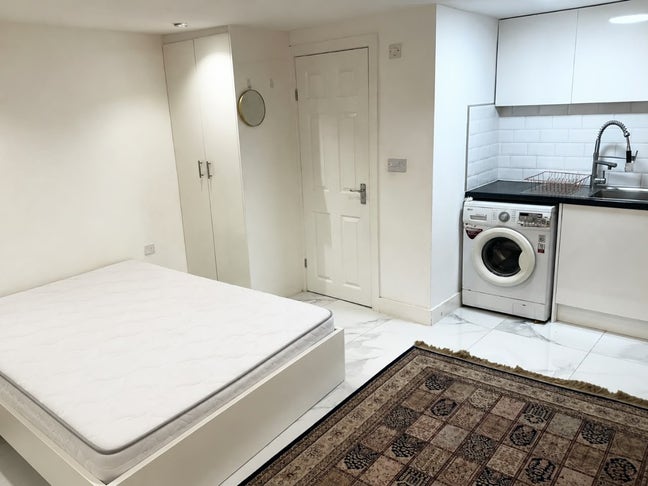 Large Double Room To Let Main Photo
