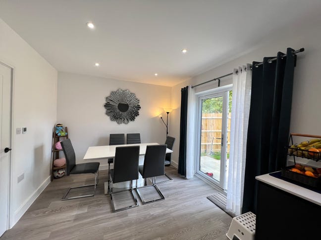 1 Modern Spare room - Near East Surrey Hospital  Main Photo
