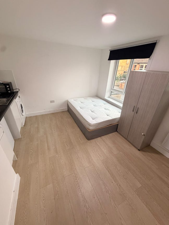 Self Contained Studios Available  - &pound;0 deposit Main Photo