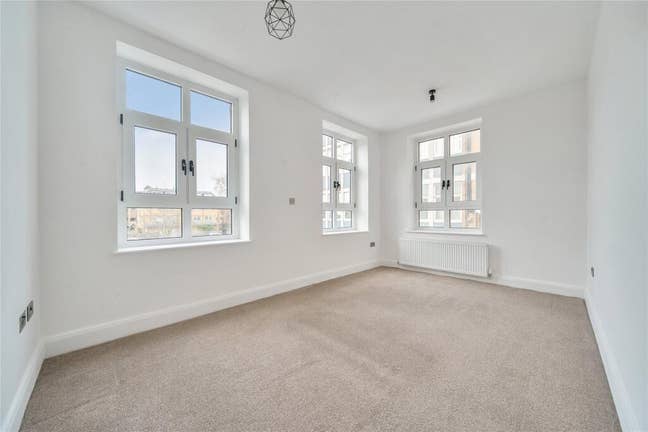 Furnished Room In Bromley - 1 or 2 rooms! Main Photo