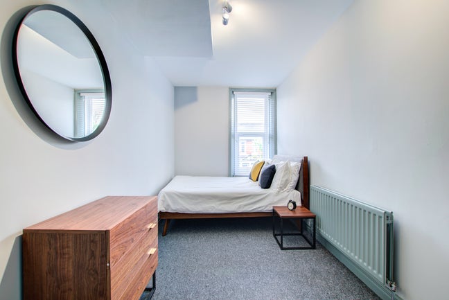 Modern Room in Professional house share  Main Photo