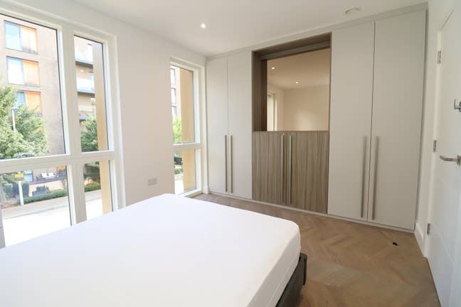 Modern Ensuite Room - 5 Mins from Station  Main Photo
