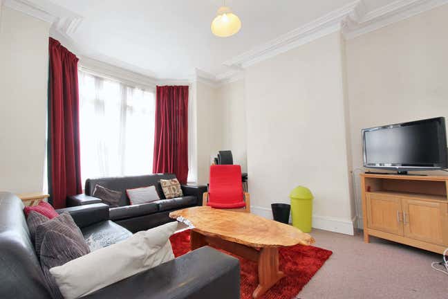 Looking for housemates to fill spaces  Main Photo