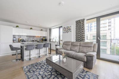 🏙️ Stylish En-Suite | Premium Amenities | Royal W Main Photo