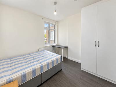 Double room - 2 minute walk to Kenton Station Main Photo