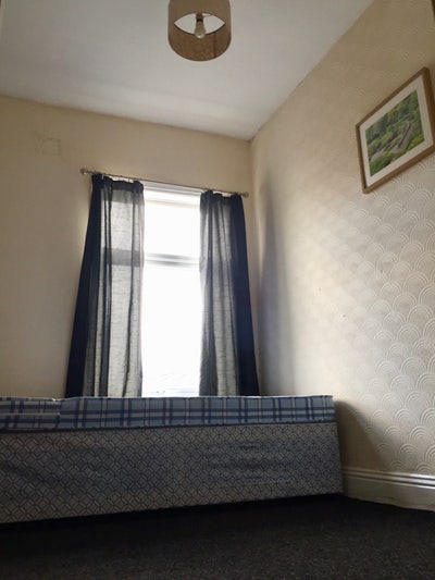 &pound;350 Pcm. All Bills Included. Town 5 Min Walk Main Photo