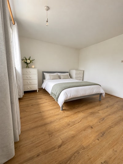Large, bright double room in calm friendly home  Main Photo