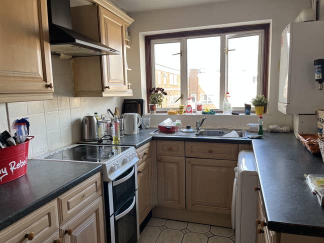 Bright Double Room Available in a Friendly Home Main Photo