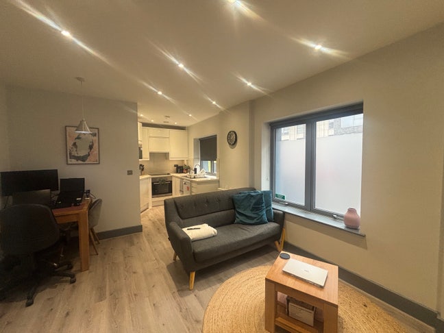 Lovely Modern 1-Bed Flat - Tastefully Furnished  Main Photo