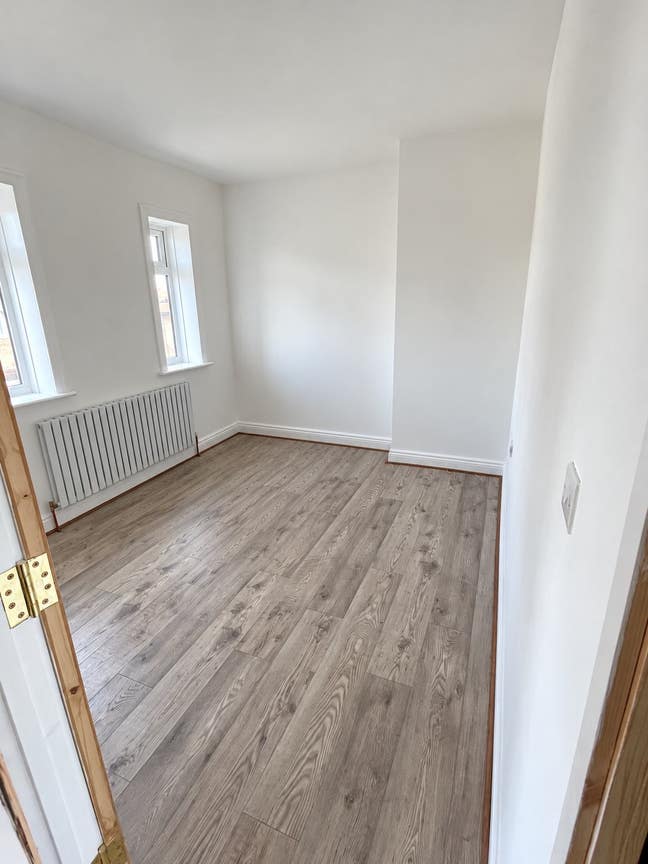 Double Room with Shared Bathroom! Main Photo