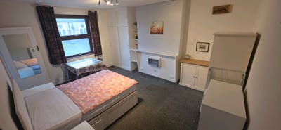 Massive Double Bedroom & Private Kitchen Main Photo