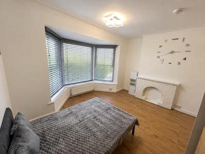 Spacious Furnished Double Room – All Bills Include Main Photo