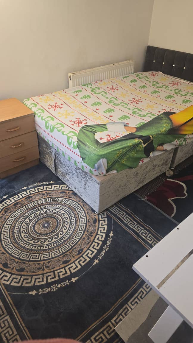 Double Room to Rent with seprate entrance–M13 0NQ Main Photo