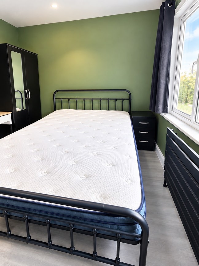 Spacious double room in a newly refurbished house Main Photo
